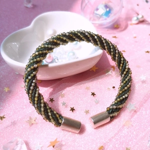 Bracciale rigido intrecciato minimalista con cordino verde scuro e perline di bronzo
