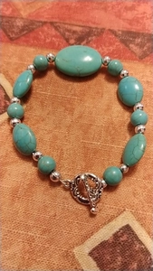 Détail d'un bracelet ethnique en turquoise avec fermoir à bascule argenté vintage