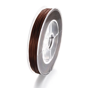 Détail du fil de cristal élastique marron foncé sur bobine pour la création de bijoux DIY