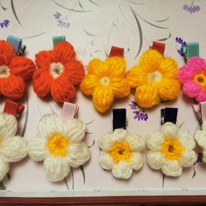 Detailweergave van handgemaakte gehaakte bloem haarspelden met gebreide texturen en stoffen hoes