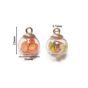 Dettaglio del ciondolo in vetro da 16mm con fette d'arancia e dimensioni precise