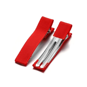 Detail van rode grosgrain lint omwikkelde metalen krokodillenklemmen voor haaraccessoires