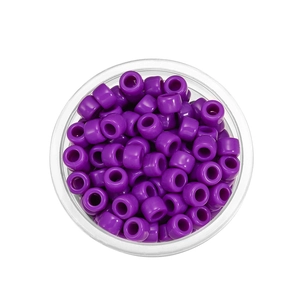 Nahaufnahme violetter Acryl-Pony-Perlen mit großen Löchern für DIY-Schmuckherstellung