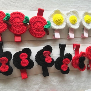 Detail van DIY haarspelden voor kinderen met gehaakte appel- en ei-ontwerpen op metaal
