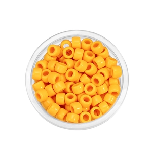 Draufsicht auf leuchtend orangefarbene Acryl-Ponyperlen in einer runden DIY-Schale
