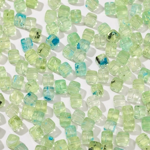 Primer plano de cuentas acrílicas cuadradas verdes con veteado azul para joyería DIY