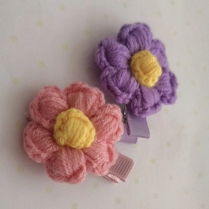 Detail van handgebreide roze en paarse bloem haarspelden met met stof beklede eendenbek klemmetjes