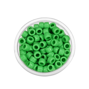 Draufsicht auf leuchtend grüne Pony-Perlen aus Acryl für DIY-Schmuck in einem Kunststoffbehälter