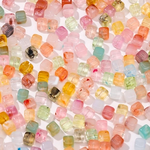 Vista macro de cuentas cuadradas de acrílico colorido con textura de mármol para DIY