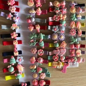 Platliggende weergave van kleurrijke hars kinderhaarklemmen in diverse cartoonvormen