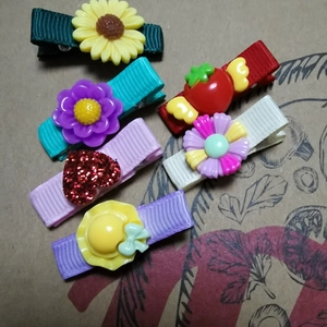 Gedetailleerde set van zes kleurrijke met stof bedekte eendenbek-haarclips voor kinder-DIY