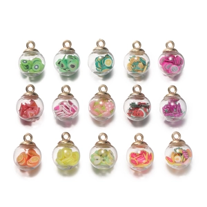 Dettaglio di 15 mini sfere di vetro con fette di frutta colorate e ganci dorati