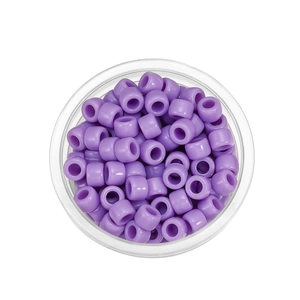 Makroaufnahme violetter Acrylperlen mit großen Löchern für DIY-Schmuckherstellung