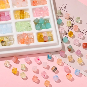 Vista macro de cuentas de cubo de acrílico translúcido de colores para joyería DIY