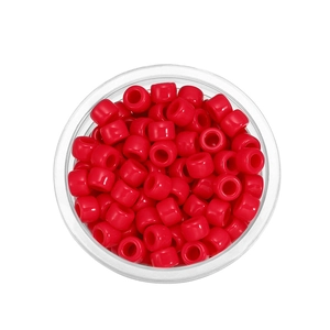 Detailaufnahme glänzender roter Acryl-Pony-Perlen mit großem Loch für DIY-Schmuck