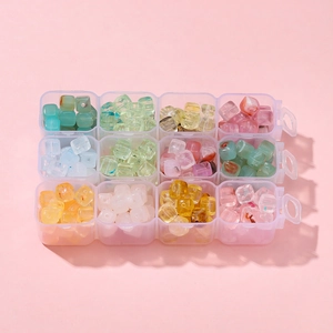 Caja de 12 rejillas con cuentas acrílicas cuadradas de colores para joyería DIY