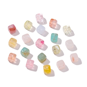 Primer plano de cuentas de cubo de acrílico de colores translúcidos para joyería artesanal