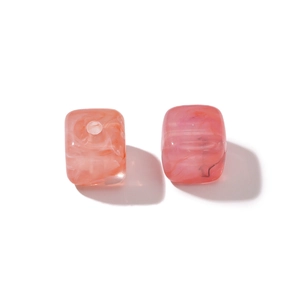 Primer plano de cuentas cuadradas de acrílico jaspeado rosa para hacer joyas artesanales