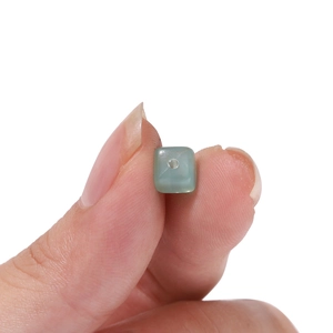 Primer plano de cuenta cuadrada de acrílico verde claro para creación de joyas DIY