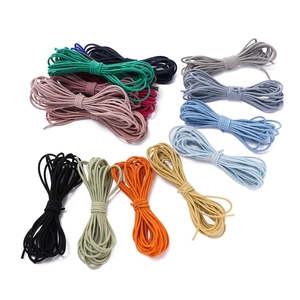 Dettaglio di cordini elastici colorati in nylon da 2,5 mm per accessori per capelli DIY