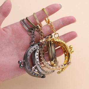 Detail van 5 cm halfronde kus-sluiting frames met sleutelhangers in brons, goud en zwart
