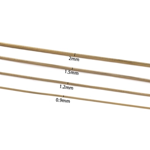 Comparaison détaillée de quatre chaînes serpent en acier doré de 0,9 mm à 2,0 mm