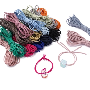 Dettaglio di cordini elastici in nylon da 2,5mm con perline a pupazzo di neve e a scacchi