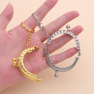 Detail van 5cm halfronde metalen beugel voor portemonnee met sleutelring goud zilver