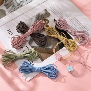 Dettaglio di cordoncini elastici in nylon da 2,5mm con texture ondulata e perline decorative