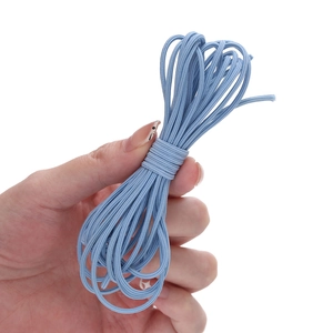 Dettaglio del cordoncino elastico in nylon azzurro 2,5mm per gioielli fai-da-te e capelli