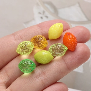 Vue macro de perles de citron en acrylique colorées avec texture pour la création de bijoux