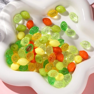 Détail macro de perles citron en acrylique colorées pour la création de bijoux DIY