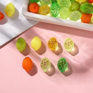 Gros plan de perles de citron et d'agrumes en acrylique pour bijoux faits main