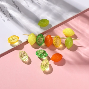 Vue détaillée de perles en acrylique en forme de citron avec texture de peau réaliste