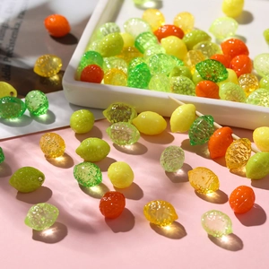 Gros plan de perles citrons en acrylique colorées pour la création de bijoux DIY