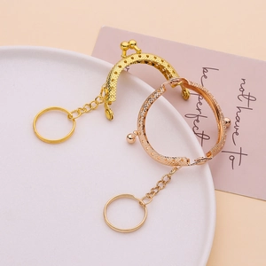 Gouden halfronde 5cm metalen portemonnee frame met sleutelhanger en fijne ketting