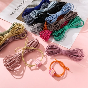 Dettaglio di elastici per capelli colorati da 3mm con ciondoli a cubo in acrilico a quadretti