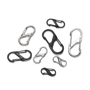 Detailansicht der S-Karabiner in Mattschwarz und Silberstahl mit Doppel-Federclips