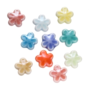 Macro-opname van kleurrijke keramische bloemkralen voor DIY sieraden maken
