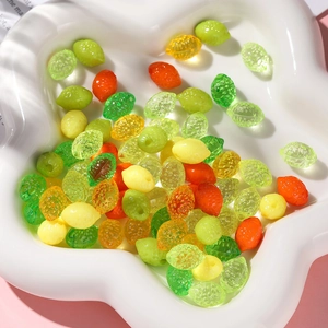 Perles de citron en acrylique colorées pour bijoux DIY présentées dans un plat
