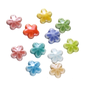Gedetailleerd overzicht van elf gekleurde glazuur keramische bloemkralen voor DIY sieraden