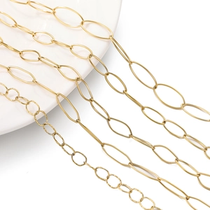 Détail de cinq chaînes trombone en acier inoxydable doré pour la création de bijoux DIY