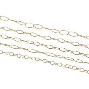 Détail de cinq chaînes en acier inoxydable doré pour la création de bijoux DIY et accessoires