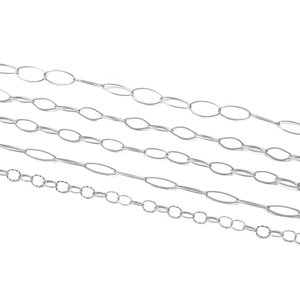 Vue macro détaillée de cinq styles de chaînes ovales en acier doré pour la création de bijoux
