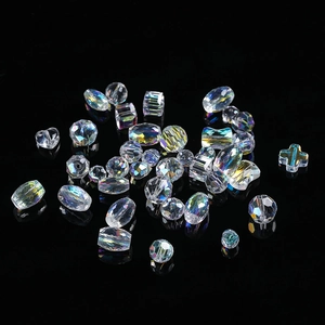 Primer plano de cuentas de cristal con revestimiento AB y reflejos irisados para manualidades