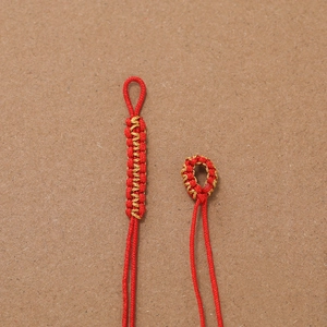 Makroansicht der geflochtenen rot-goldenen Schnur für DIY-Schmuckverbinder