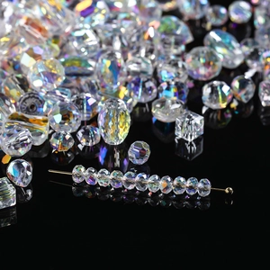 Cuentas de cristal tallado con recubrimiento AB sobre fondo negro reflectante