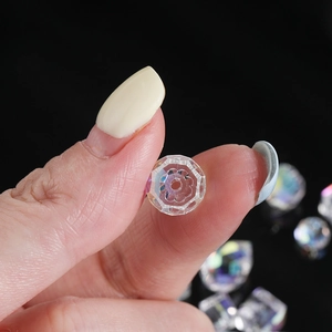 Detalle macro de cuentas de cristal AB facetadas para joyería DIY con reflejos irisados
