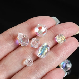 Primer plano de cuentas de cristal AB de varias formas para joyería hechas a mano