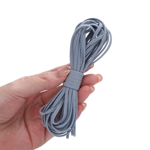 Detailansicht der grauen Gummikordel für DIY-Haarschmuck und Näharbeiten in der Hand